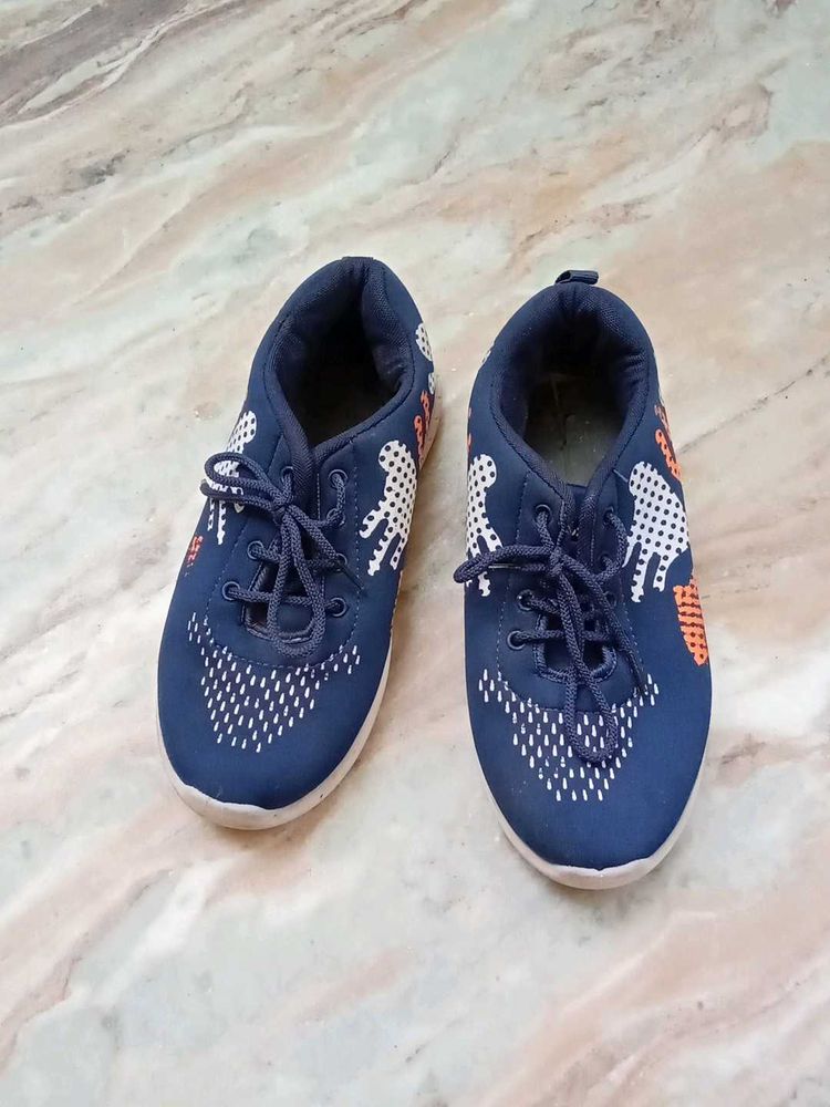 I am selling my shoes that looks like new.