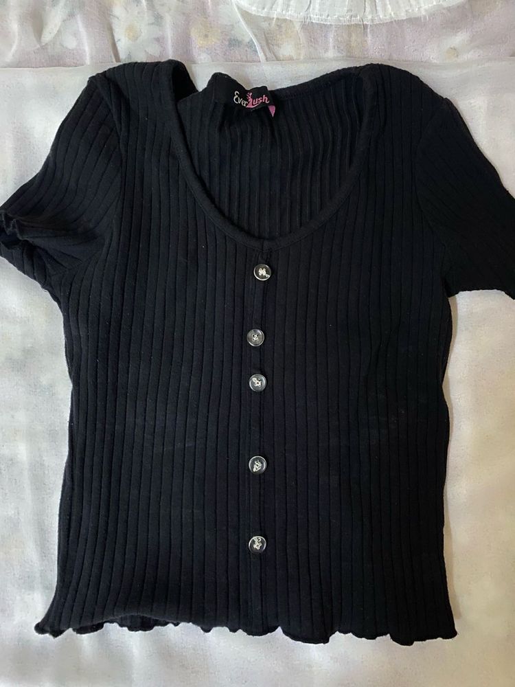 Casual bottoned crop top