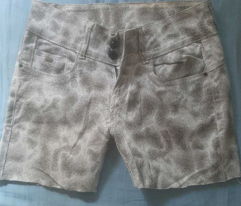 Off White-brown Shorts!