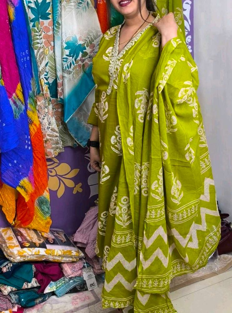 New Unused PureCotton Vneck Embroidery Suit