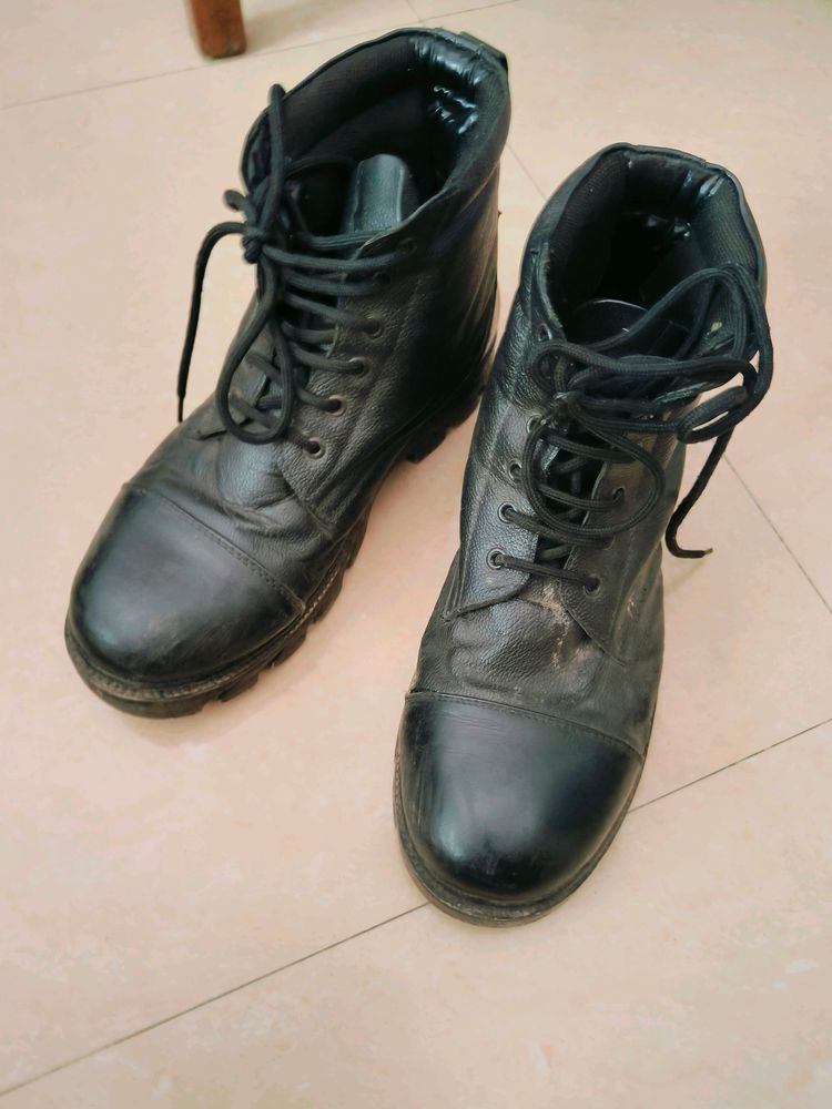 Mens Boots Size 10, Sparingly Used