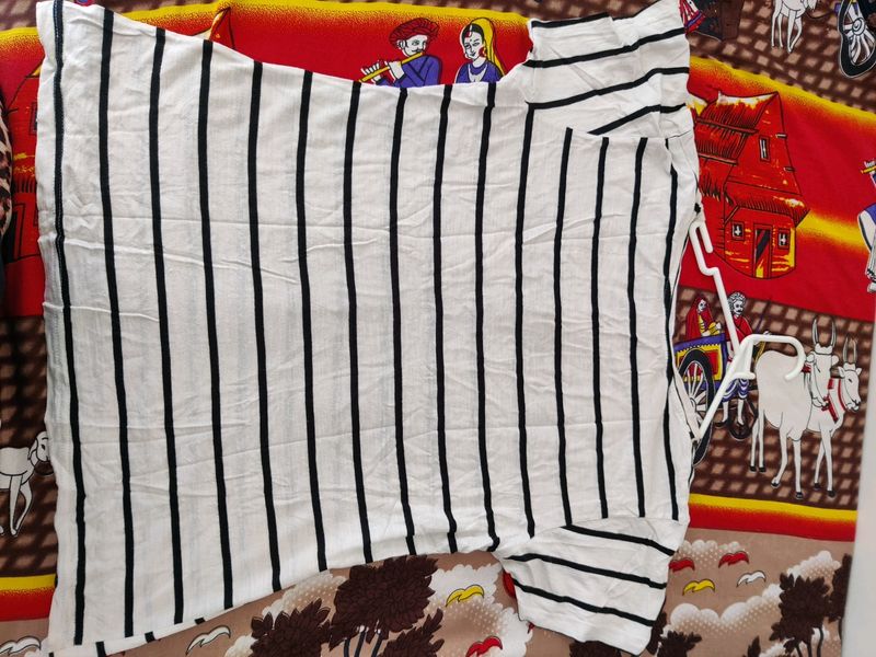 Woman&#39;s White Top With Black Strips