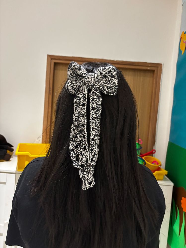 Charming Black &amp; White Hair Bow