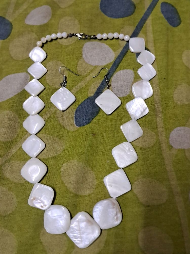 Beautiful Shell Necklace Set