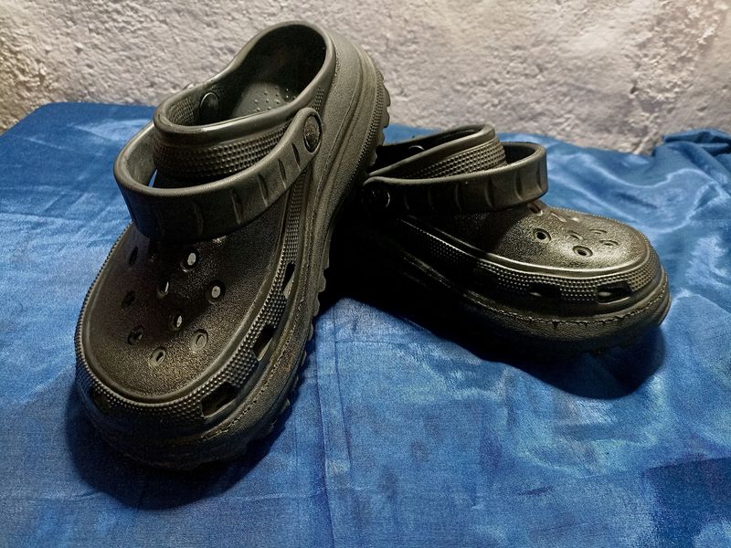 Black Crocs Unisex Size 5