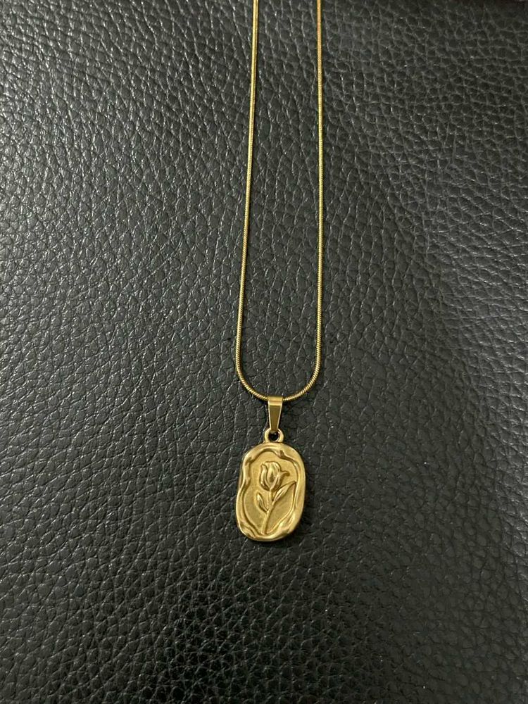Gold Flower Pendant Necklace