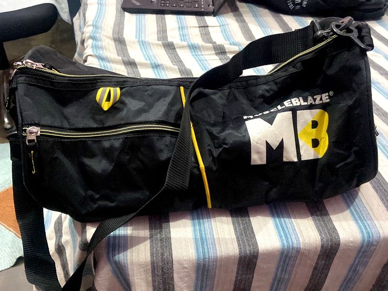 MuscleBlaze MB gym bag. Large