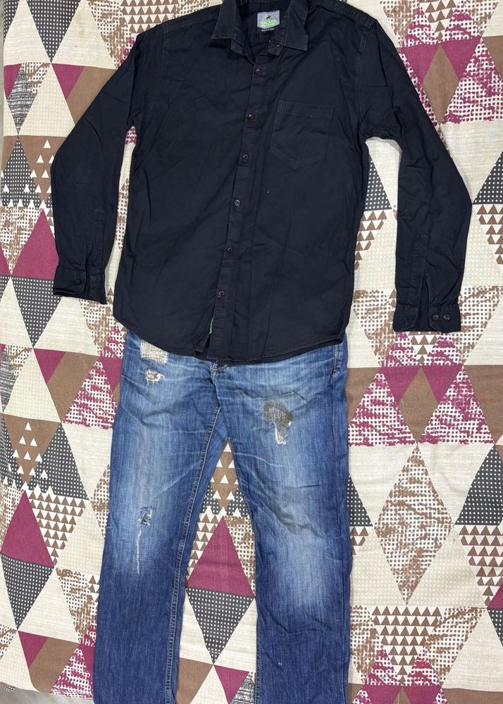 Combo of black shirt and blue straightfit jeans