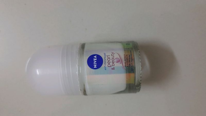 Nivea Pearl And Beauty Roll