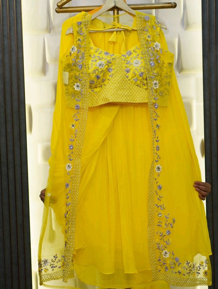 💛✨READY TO WEAR SAREE WITH SHRUG ✨💛