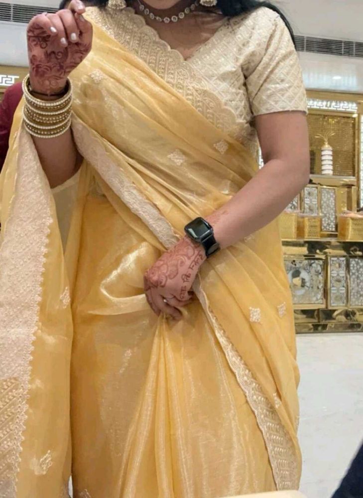 Beautiful Saree With Stitched Blouse💛