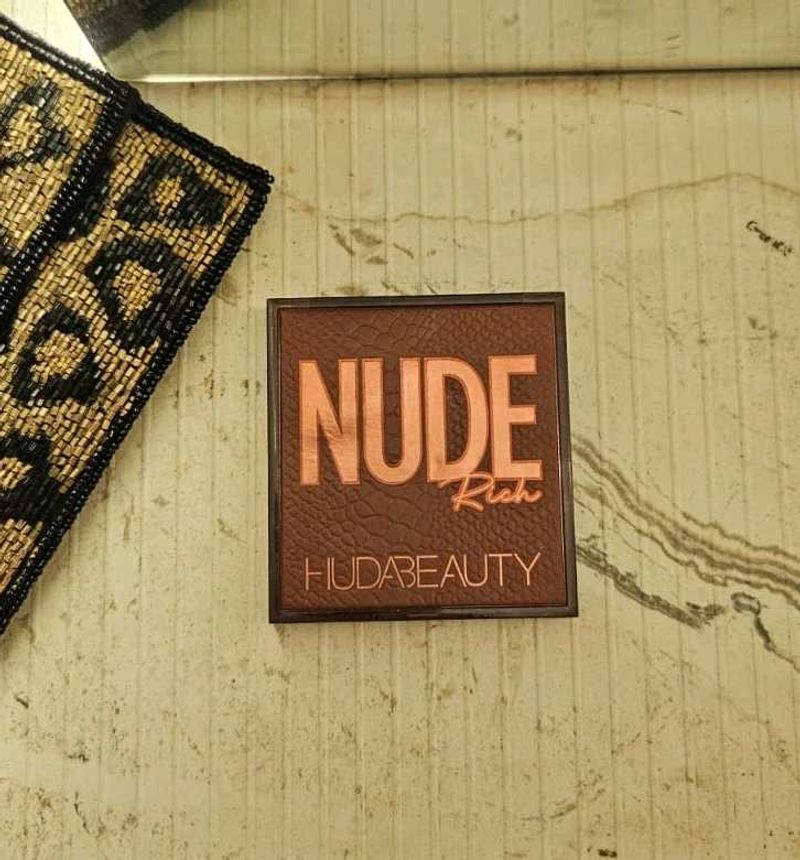 Huda Beauty Nude Rich Palette.