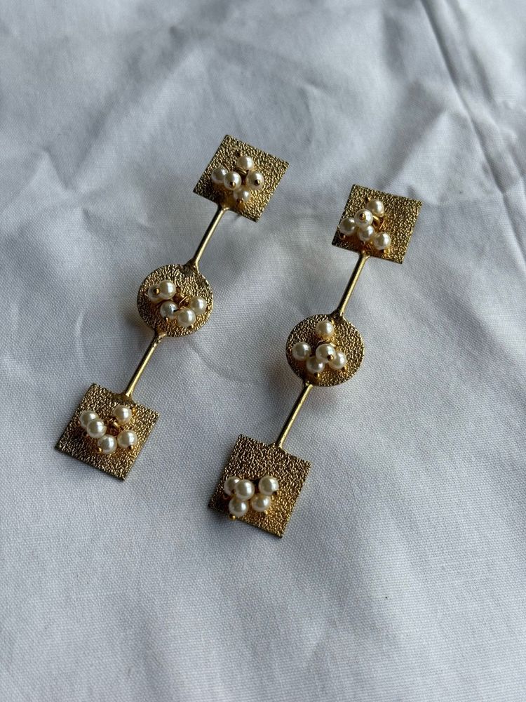Gorgeous, golden colour earrings