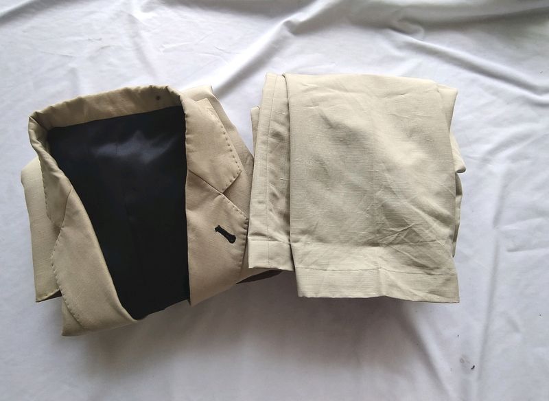 Men&#39;s Beige Suit