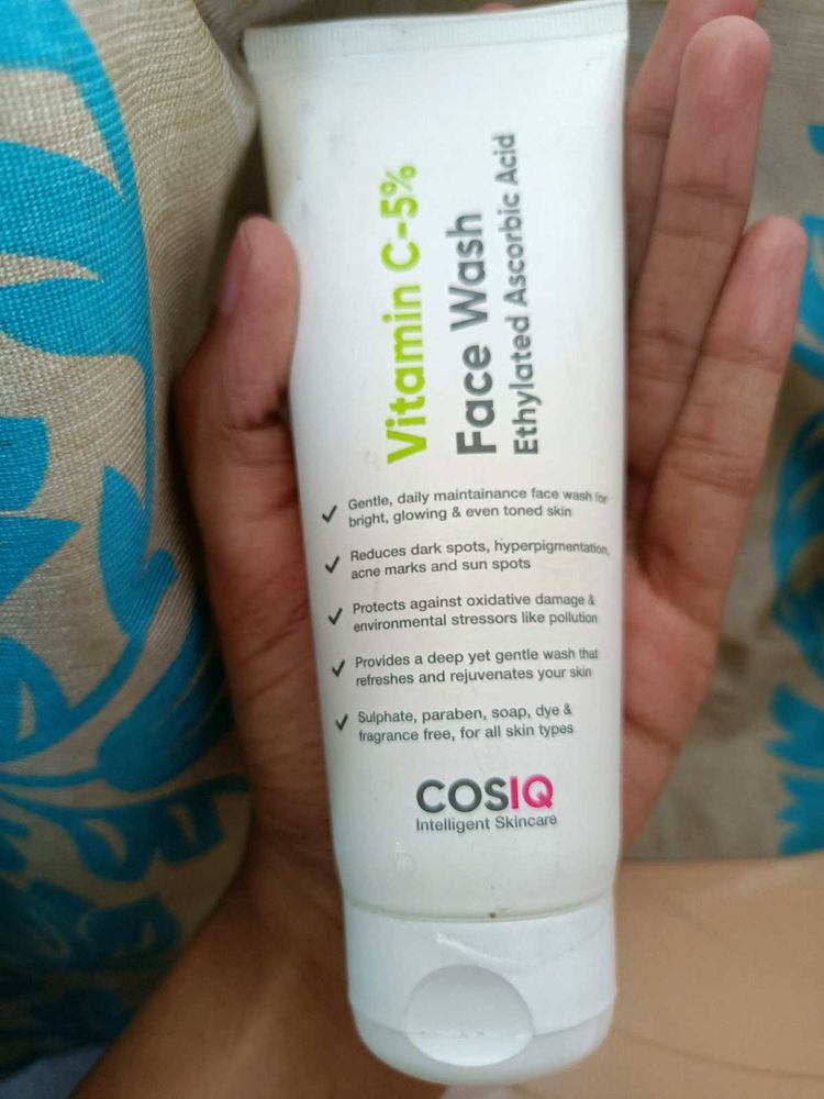 Cos iq vitamin C 5% face wash