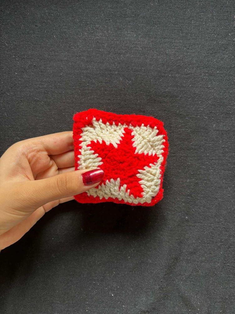 Crochet Red Star Earphone Holder,TaylorSwift Inspo