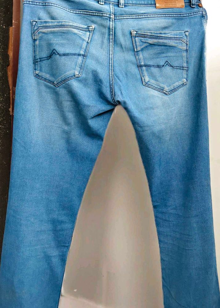 Light Wash Denim Jeans Of CANARY LONDON ORIGINAl