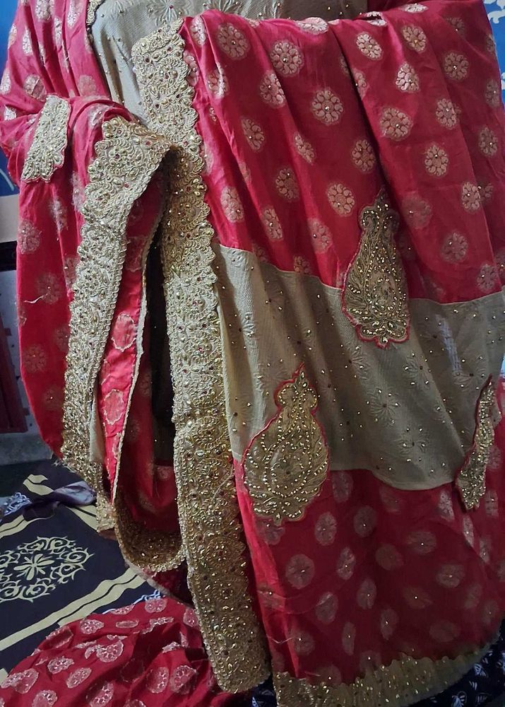 Gorgeous Red&amp; Gold Embroidered Banarasi Saree
