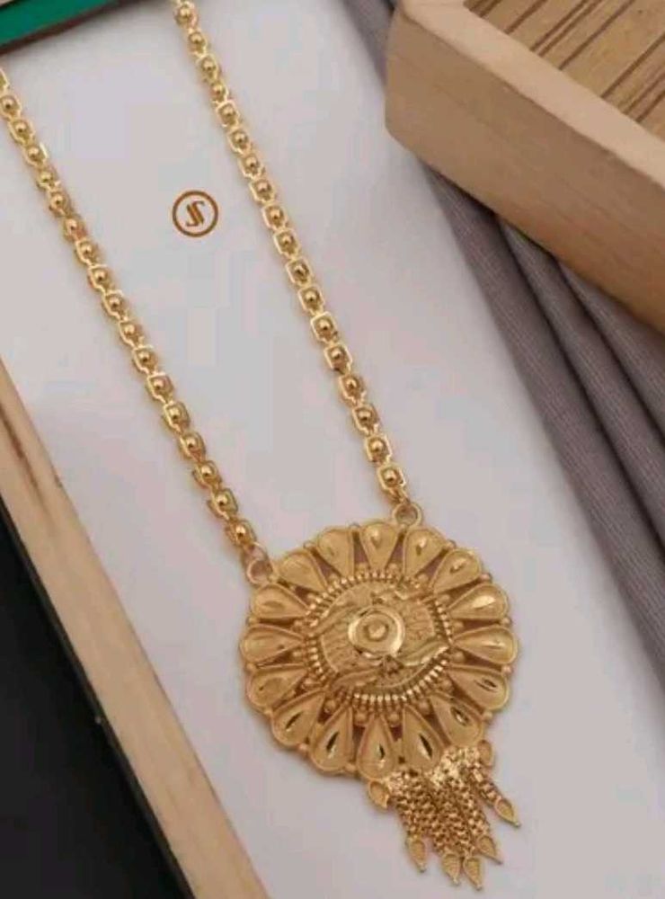Gold Tone Pendant Necklace