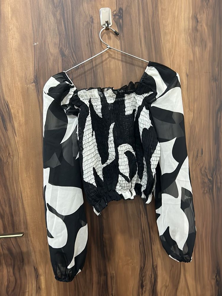 Ribbed Top With Balloon Sleevs