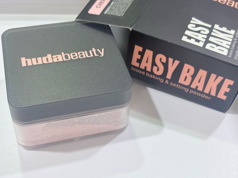 Huda Beauty Easy bake powder