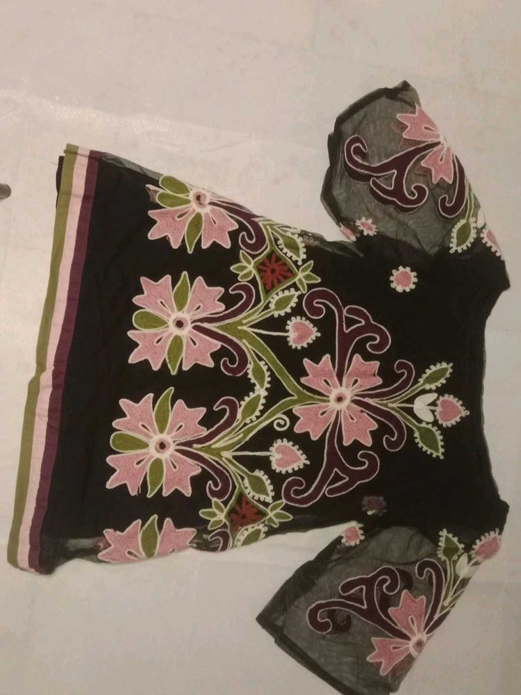 Elegant black floral embroidered top🌸