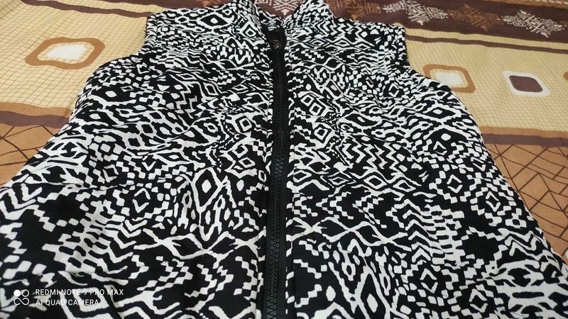 Woman And Girls Black⚫ Nd White⚪ Hafh Jacket.