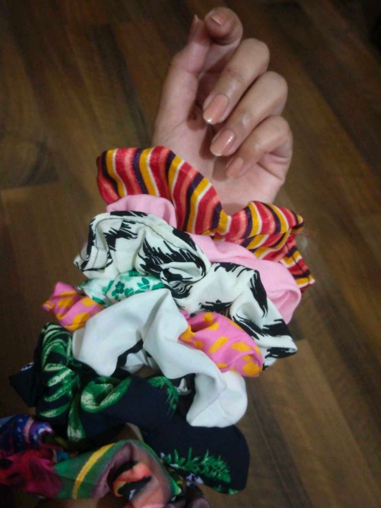 🎀 Floral Assorted Scrunchies🎀