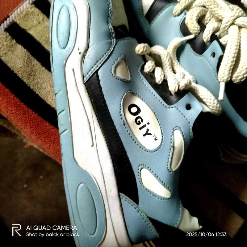 Ogly Sneakers