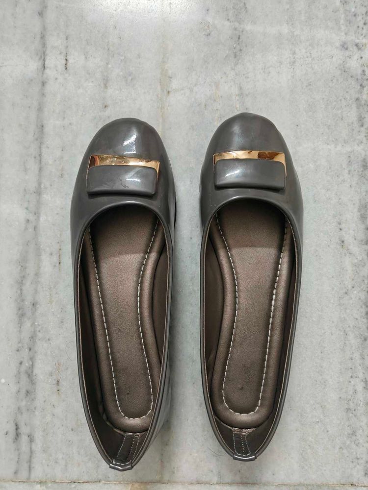 Elegant Gray Ballerinas