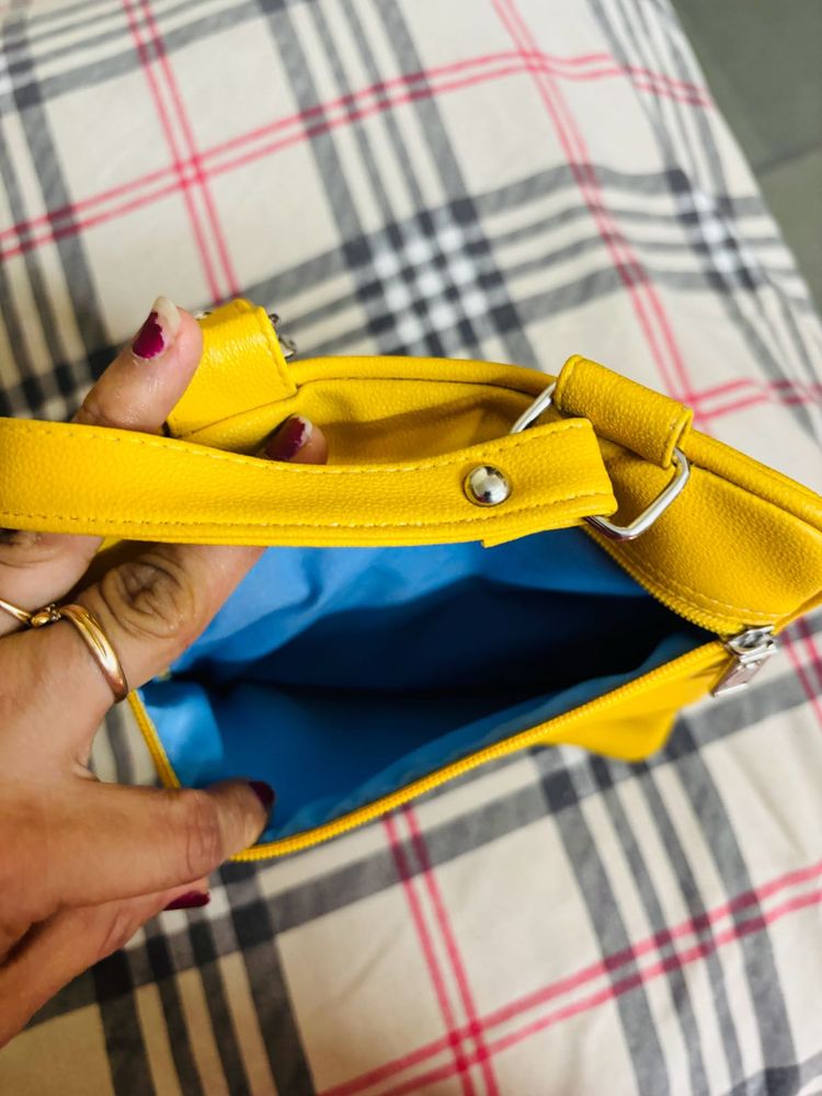 Smart Girly Slingwith 3 Zip N One Pocket