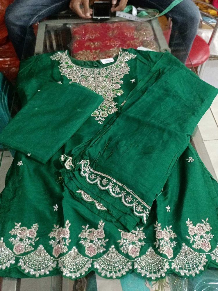 Green Embroidered Kurta Set L