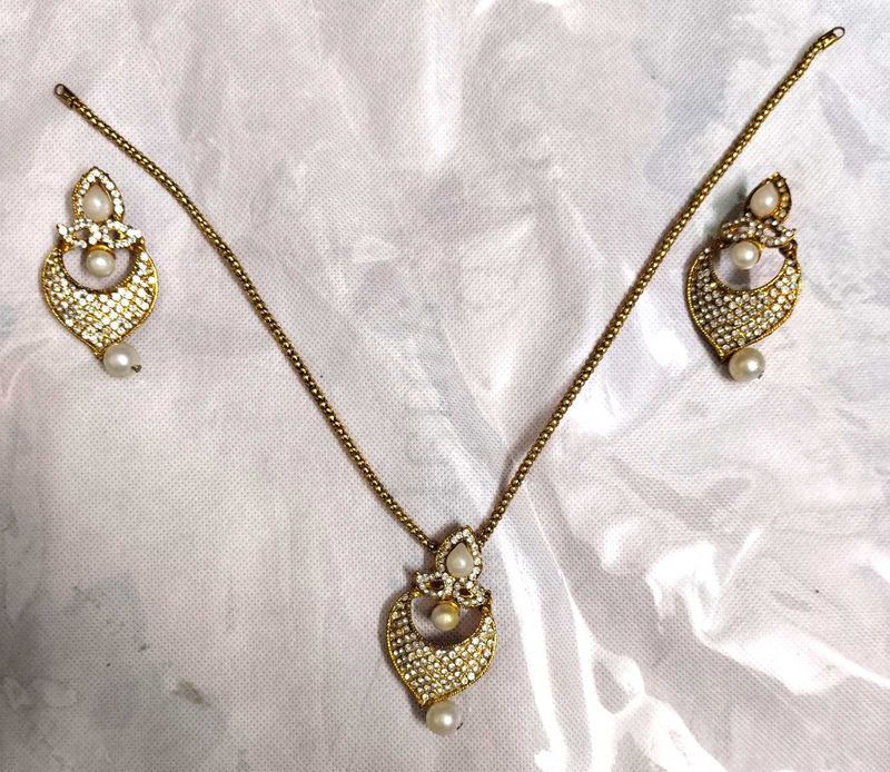 Gold Tone Pearl &amp; Rhinestone Jewelry Set