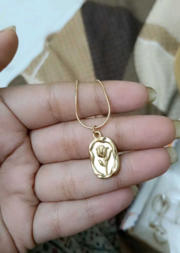 Gold Tone Rose Pendant Necklace