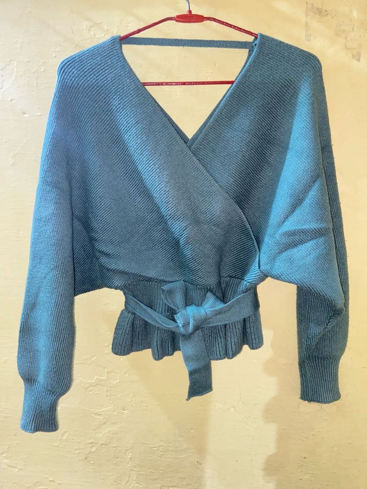 Woolen sweater With Waistband.