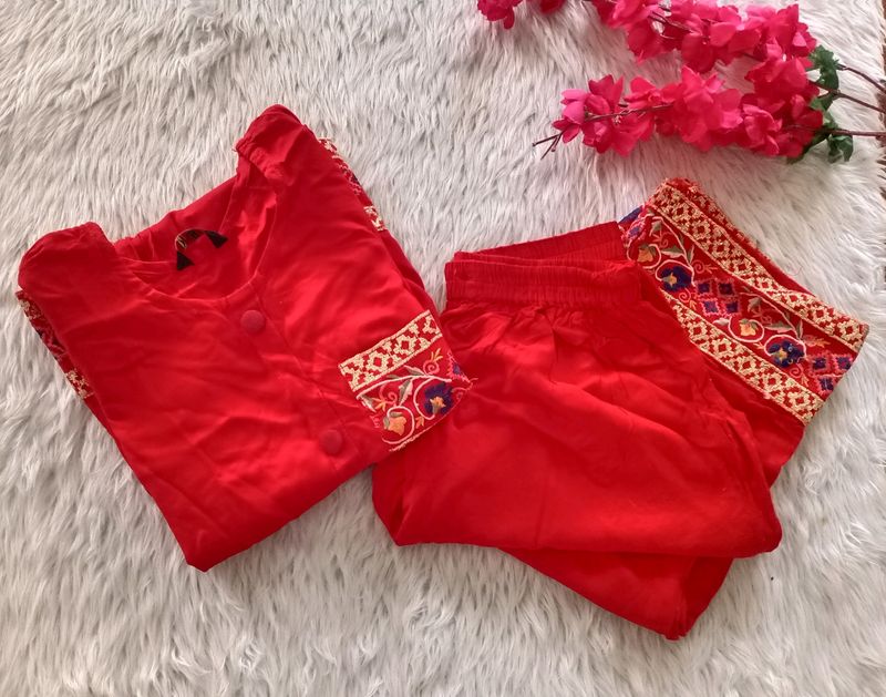 Red Embroidered Women&#39;s Kurta Set