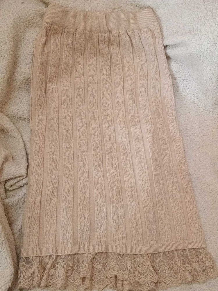 Ribbed Knit Skirt with Lace Trim