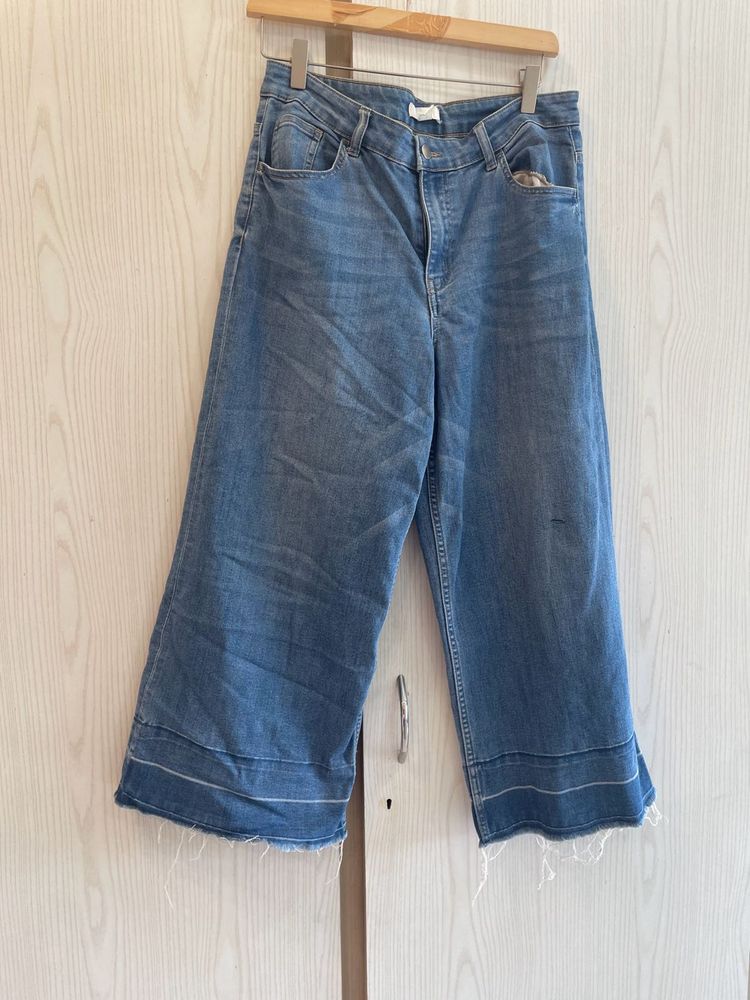 Distressed look jeans