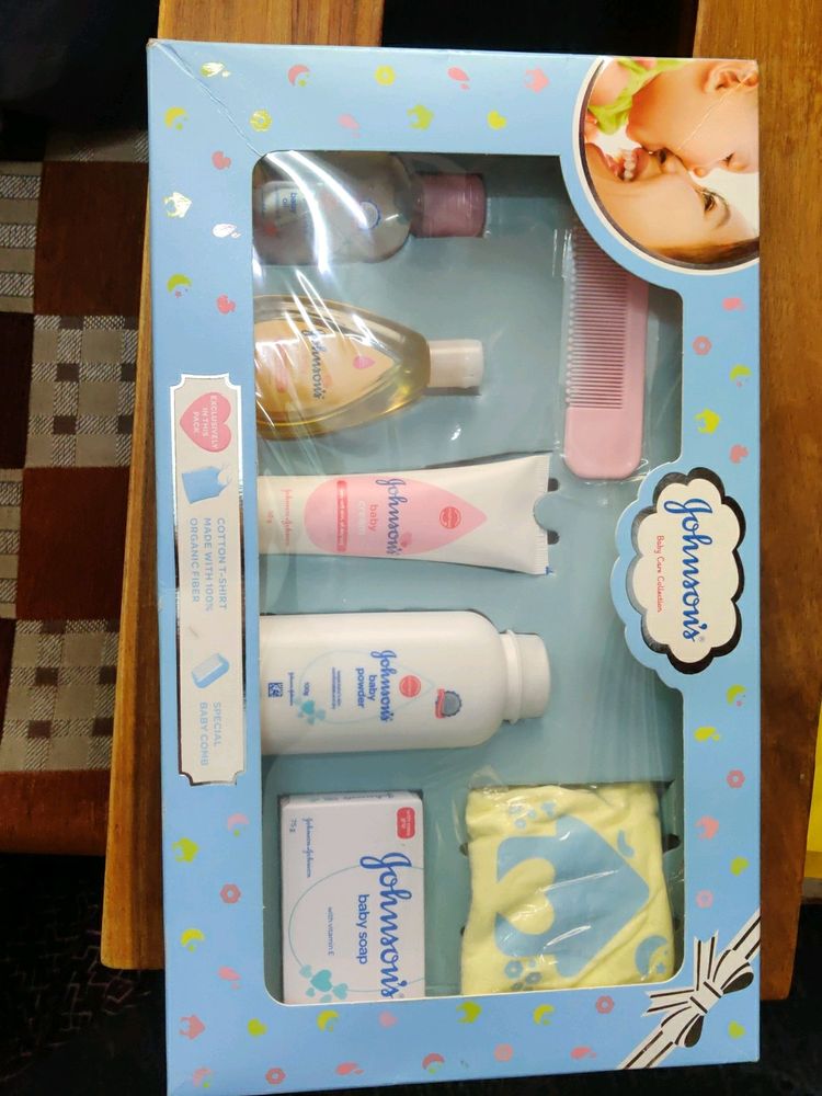Johnson&#39;s Baby Care Collection Gift Pack 7 Items With Yellow Organic T-shirt