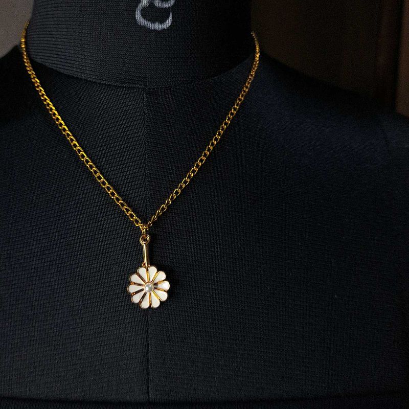 Daisy Pendant Necklace
