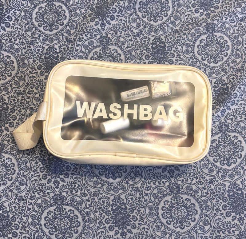 Pouch with 15 colourful nailpaints