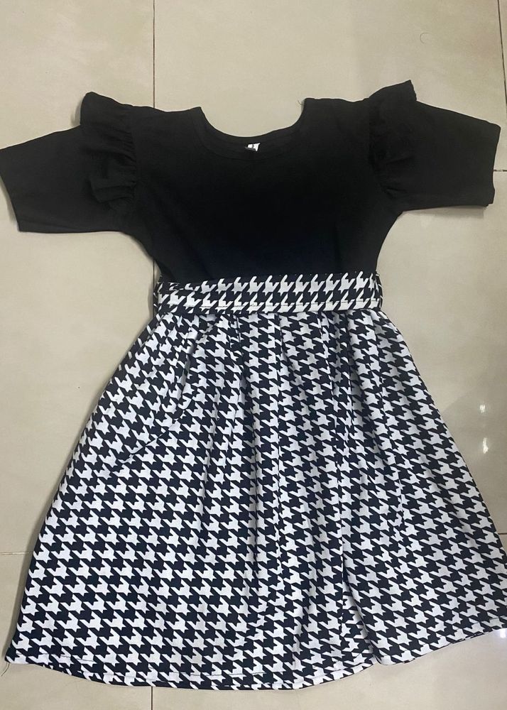 Kids Black And White Frock (6-7)