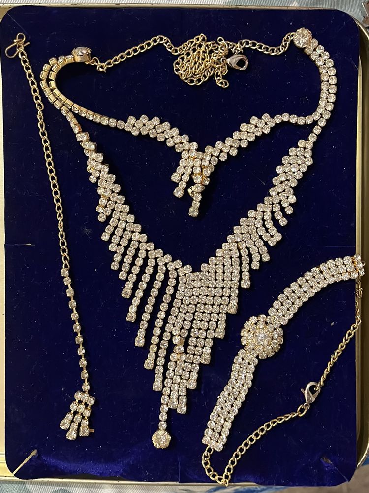 Neclace, Mathapatti, And Bracelet Set