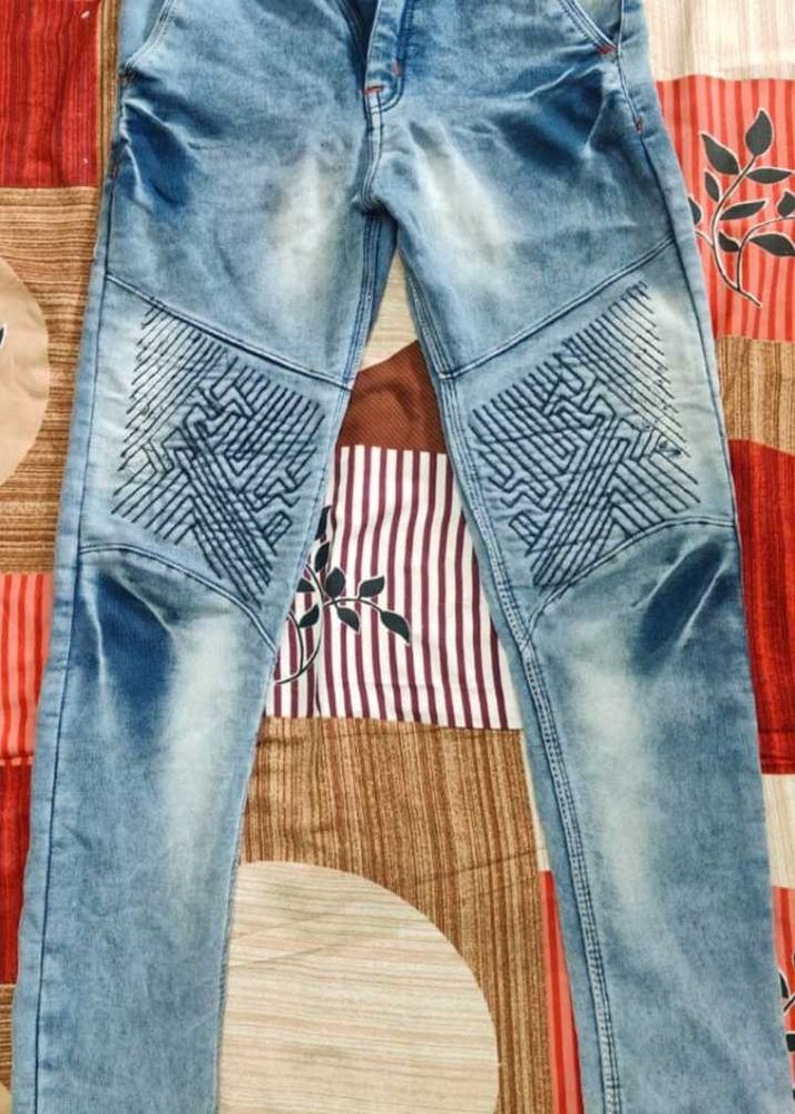 Graphic Knee Light Wash Jeans