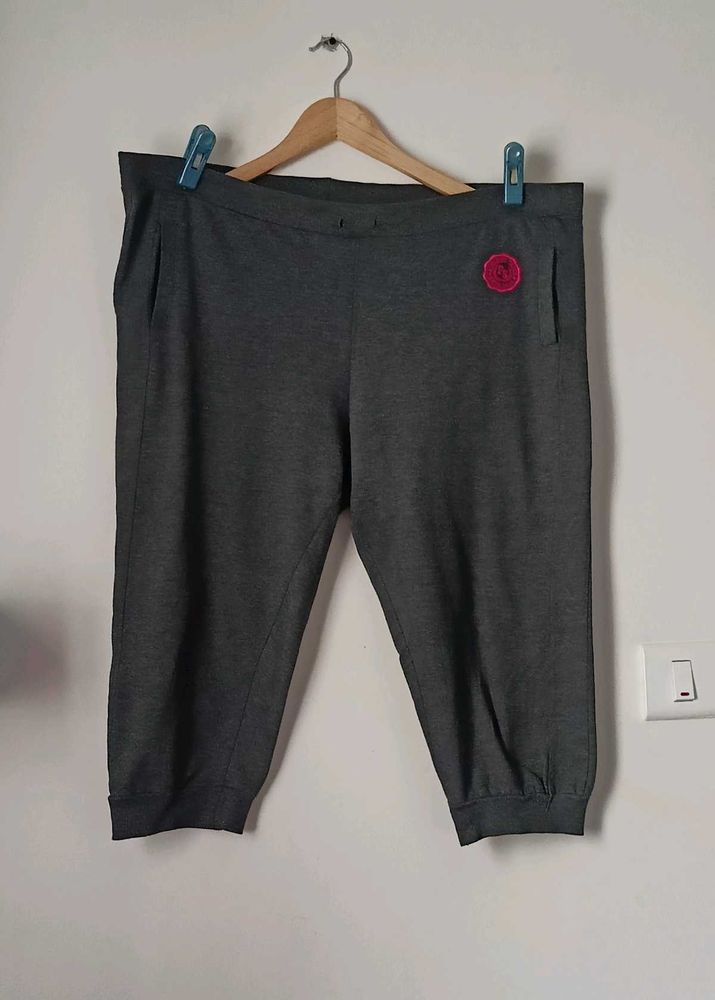 Capri Joggers with Detail