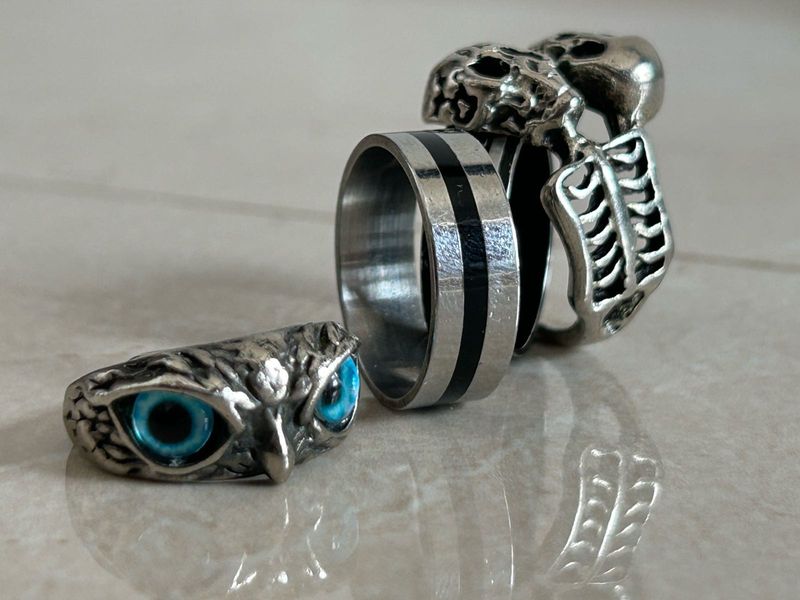 Pack Of 4 Assorted Silver Rings With Free Necklace