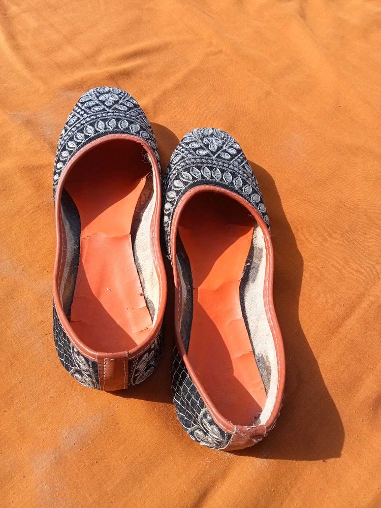 Embroidered Juttis