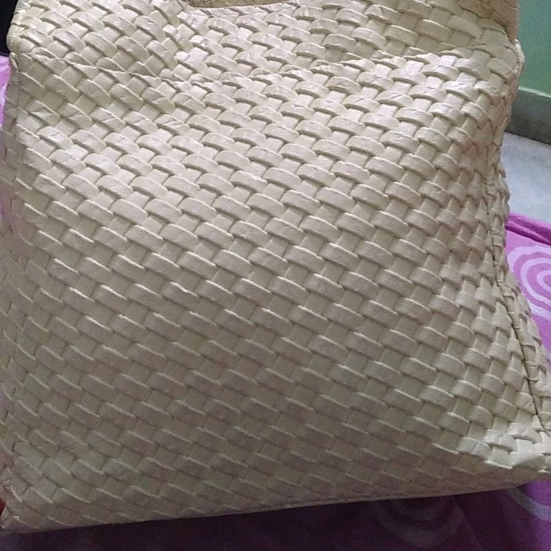 Pretty White Hand Bag