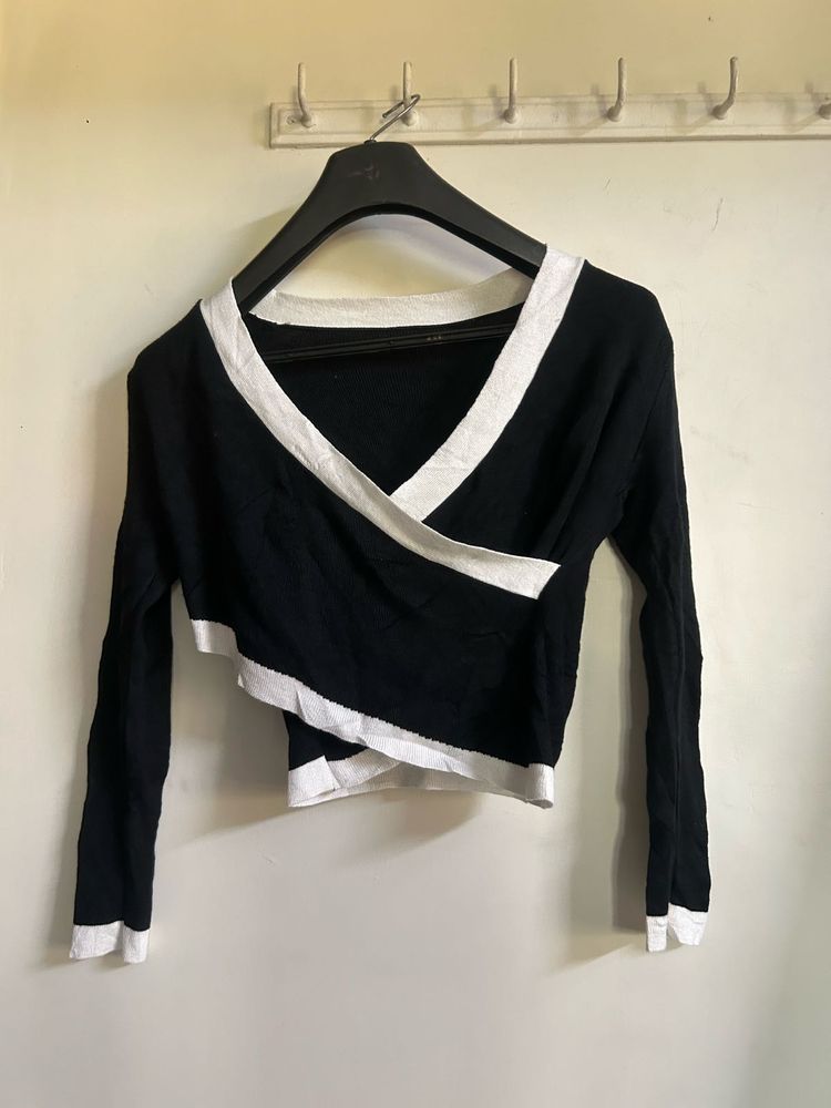 Chic Black &amp; White Crop Top