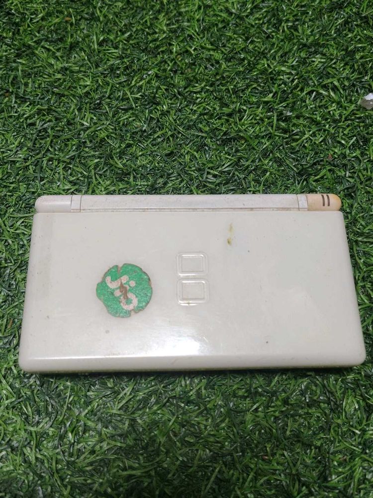 Nintendo DS Lite White Latch Broken